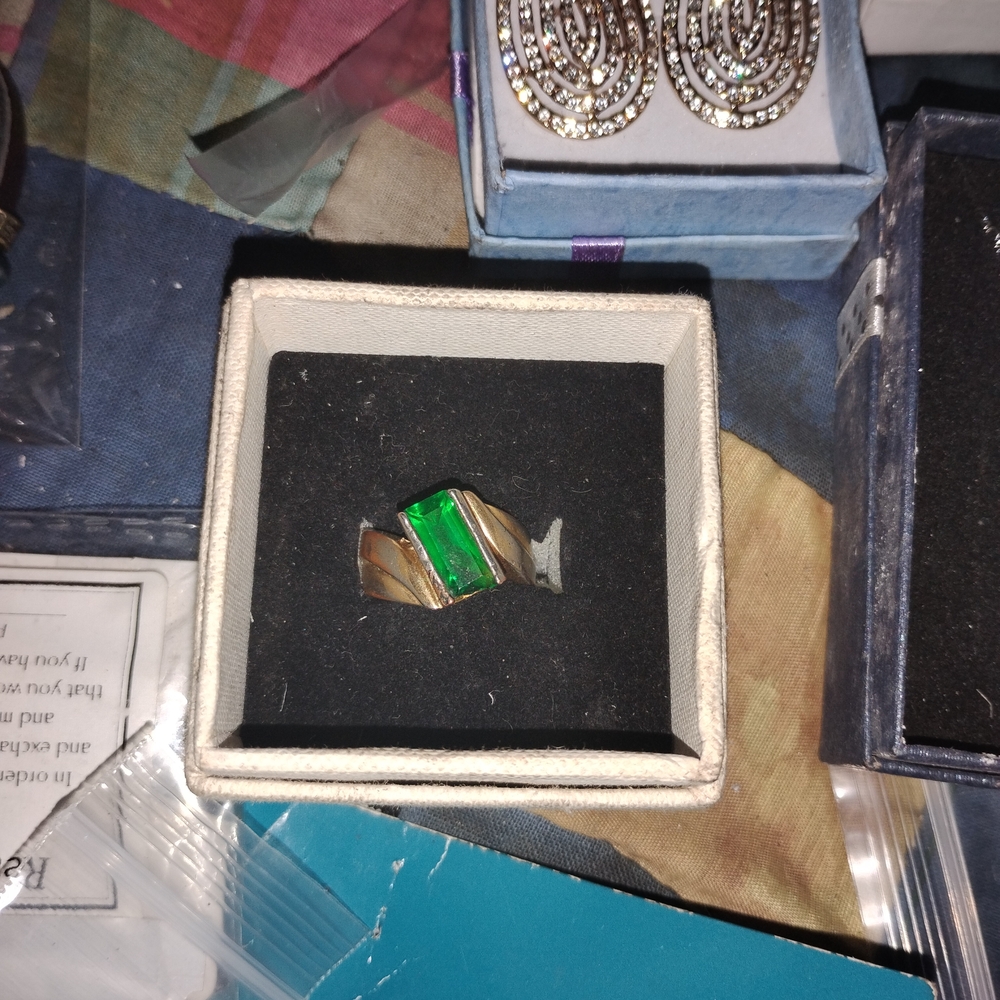 Elegant Green and Silver Women's Ring